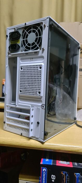 Caixa atx de pc com fonte de alimentação incluida