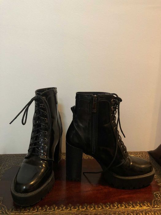 Botas pretas envernizadas salto alto