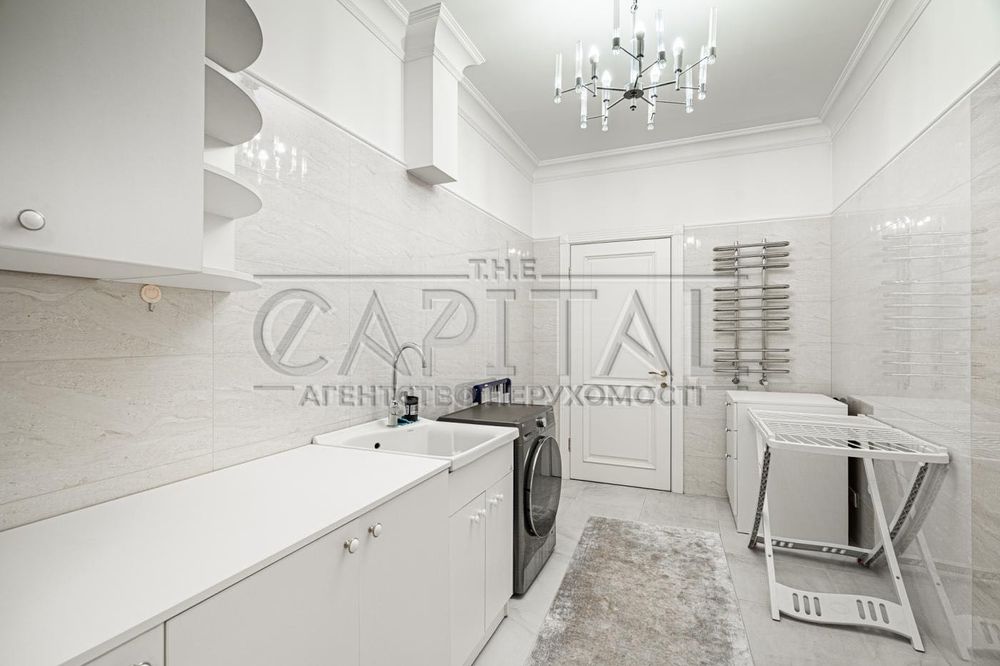 Оренда простoрого та елегантного будинку площею 753 кв м у Крюківщині