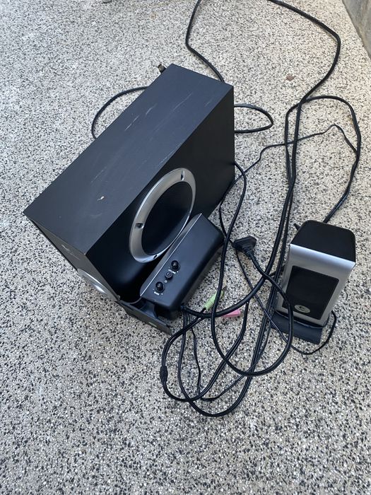 Sistema de som Logitech 2.1 com subwoofer