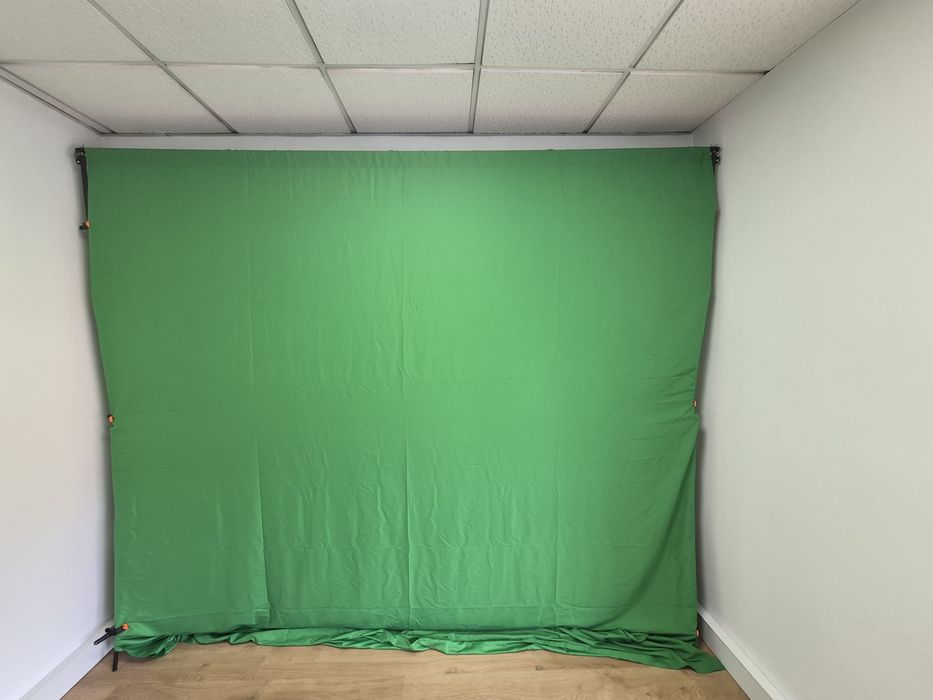 Suporte para fundo fotográfico e um tecido croma verde com clipes.