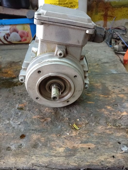 Silnik elektryczny 0,25 kW 1345 obr.  230/400V