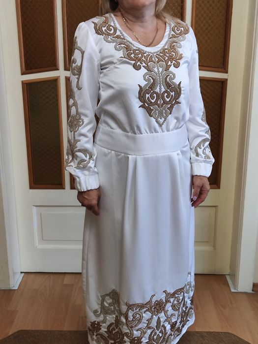 Сукня атласна ,вишита бісером ,ручна робота,розмір 46-48, довга.