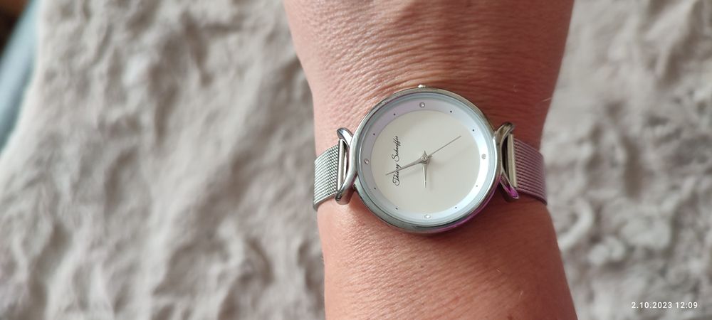 Śliczny srebrny zegarek damski