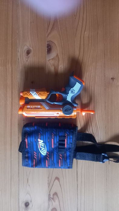 Pistolet Nerf z kaburą plus kieszonkowy.