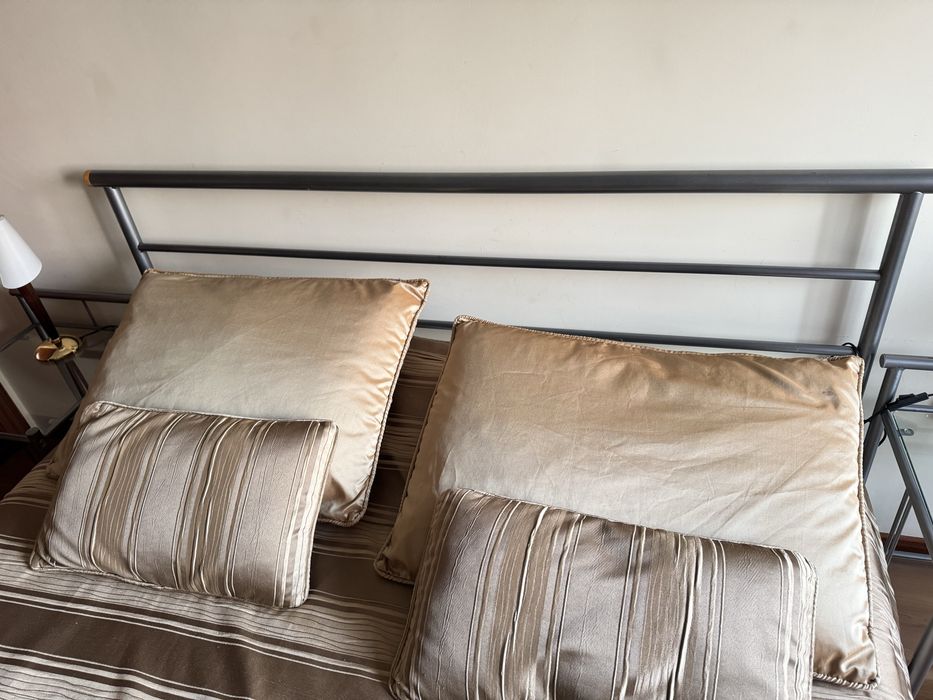Cama Metálica + 2 mesas de apoio