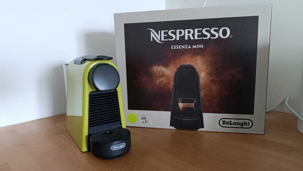 Ekspres do kawy na kapsułki DeLonghi Nespresso Essenza Mini EN85L