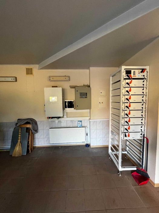 Встановлення гібридних інверторів і АКБ резервне живлення дома