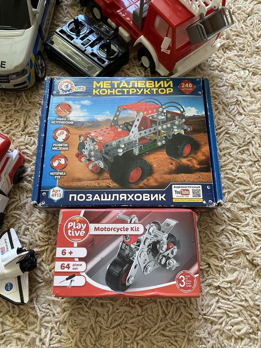 Багато машинок на пульті, металевий конструктор