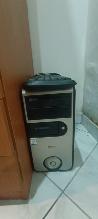 torre de PC com teclado rato e colunas