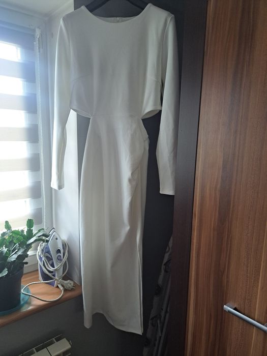 Biala elegancka sukienka z rozporkiem S
