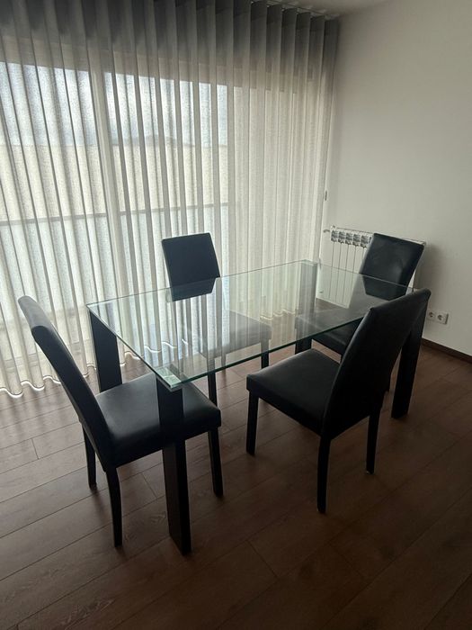Mesa de jantar em vidro com 4 cadeiras