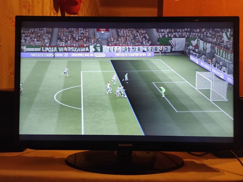 Konsola Ps4 Pro 1Tb. Plus pad okablowanie i gry :)