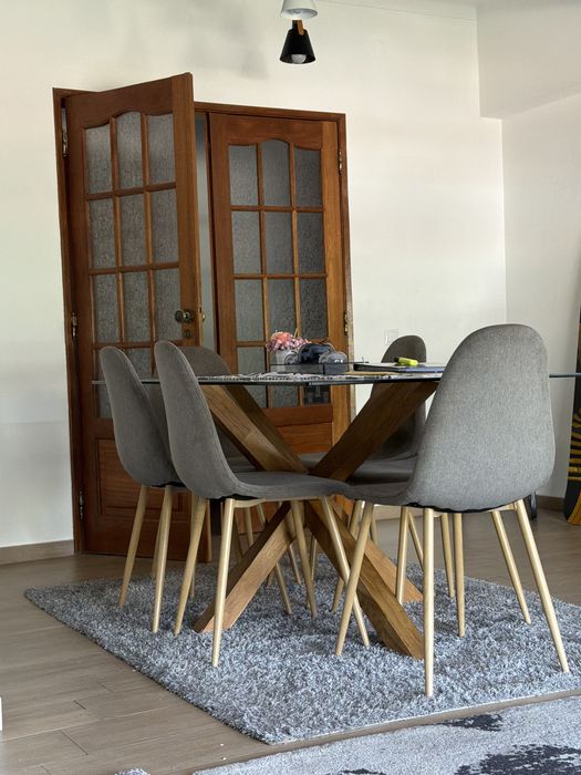 Mesa de jantar quasi nova pronta a usar