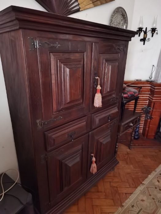 Móvel antigo.Madeira de castanheiro.