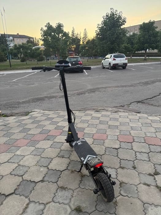 у продажі електро самокат kukirin g2