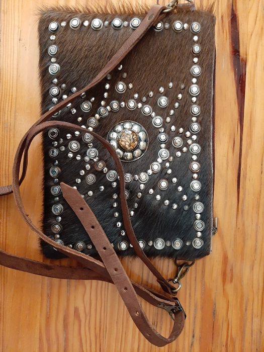 Mala em pele, à tiracolo, c/ incrustações