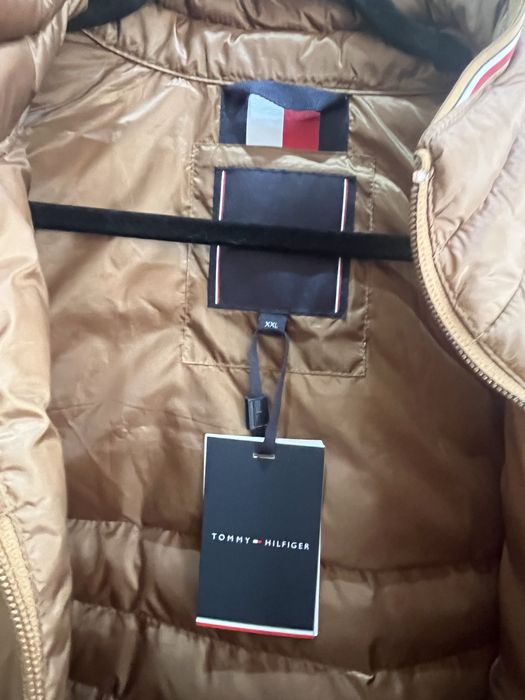 Сучасна чоловіча куртка, відомого бренду.