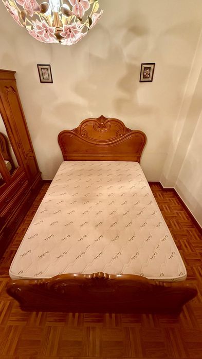 Vendo quarto de casal em madeira de castanho como novo,