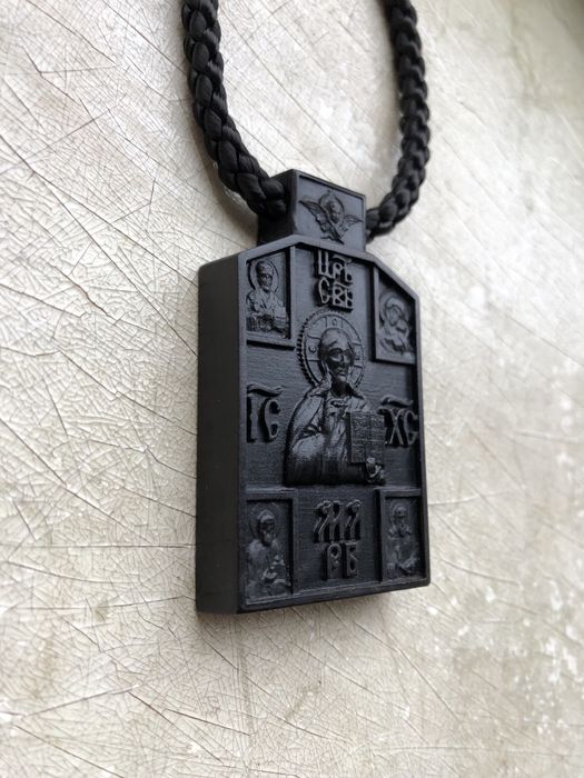 Натільна ікона з ебенового дерева в комплекті зі шнуром