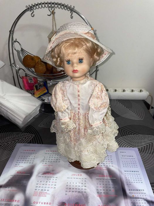 Boneca Decorativa Vintage com Vestido, Chapéu e Suporte