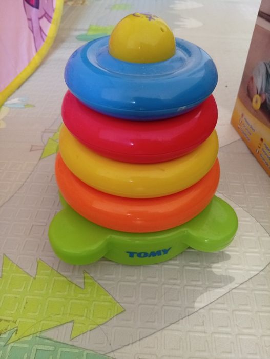 Пирамида Tomy для малышей
