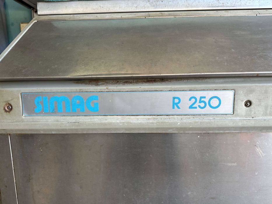Máquina de Gelo Profissional Brema com Depósito Simag R250 e estrutura