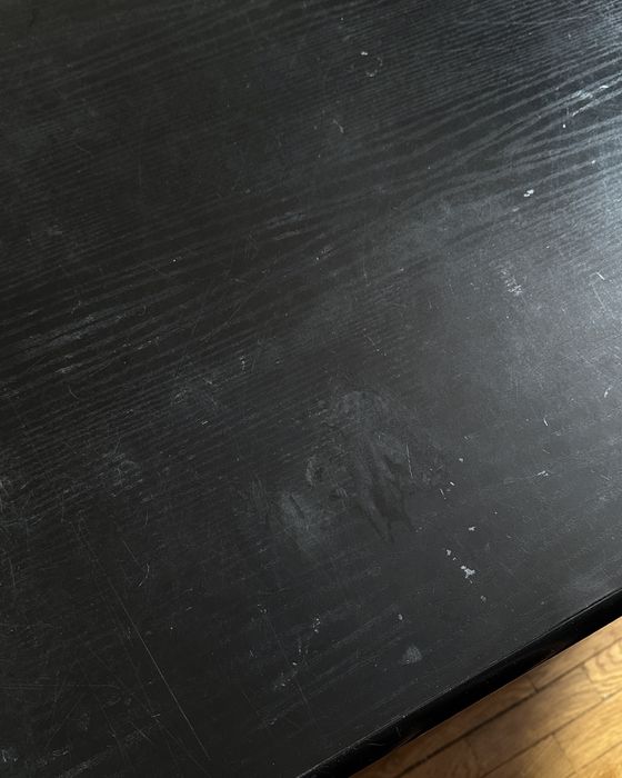 чорний офісний стіл