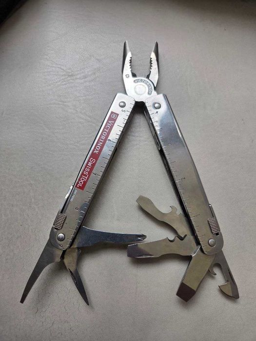 Victorinox SwissTool Plus – multitool, stan idealny, jak nowy