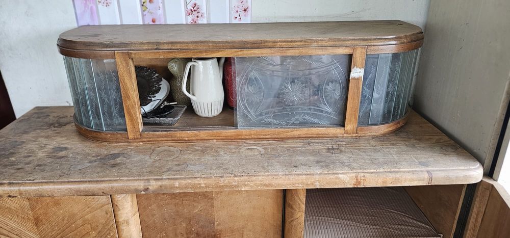 Kredens z nadstawką szklaną