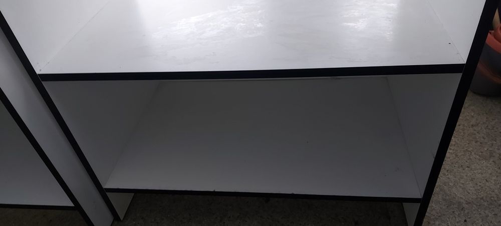 Торгівельне обладнання. Прилавки