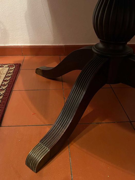 Mesa com tábua de acrescento, mais tampo acrílico