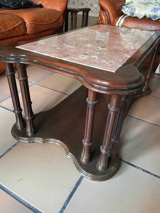 Sofás em Pele: 1 Sofá Cama 3 Lugares + 2 Poltronas + 2 Mesas de Apoio