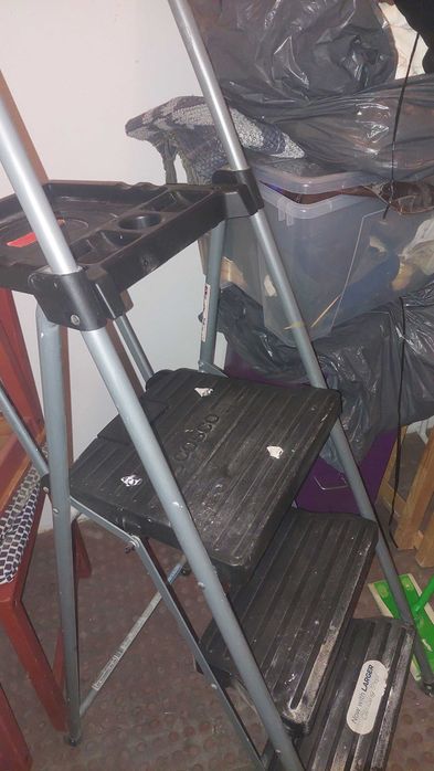 Escada de abrir em bom estado