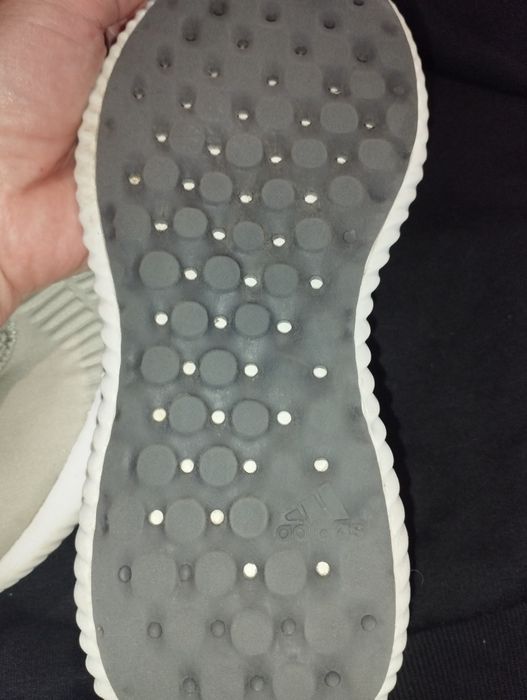 Продам Adidas кроссовки