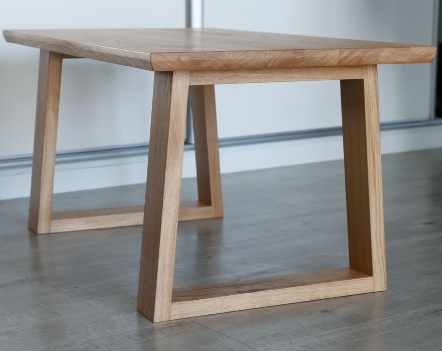 Dębowy stolik kawowy ,lity , trapezowe nogi , sęki