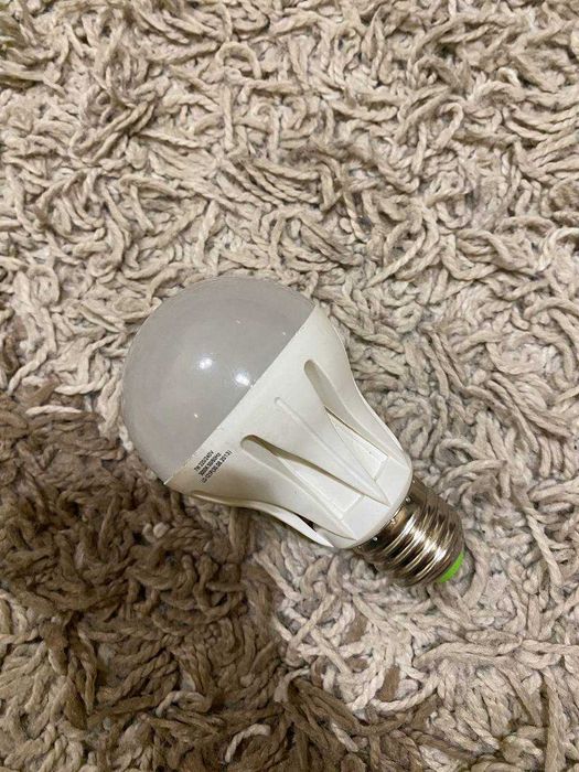 Лампа світлодіодна LED Right Hausen