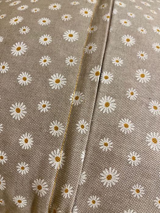 Almofada decorativa Daisy, da Moira, com estampa de margaridas