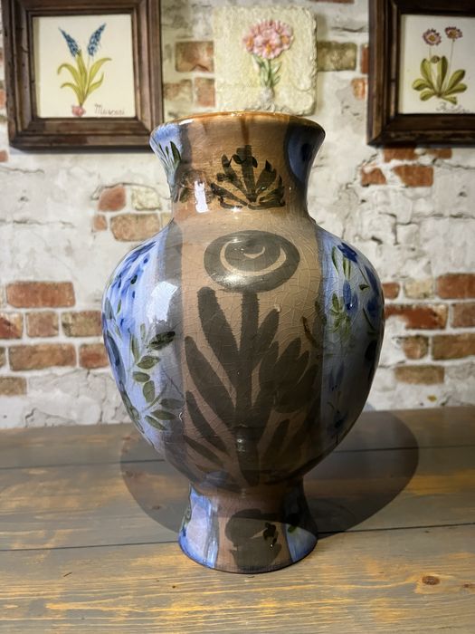 Декоративная ваза с растительным орнаментом и изображением птиц.