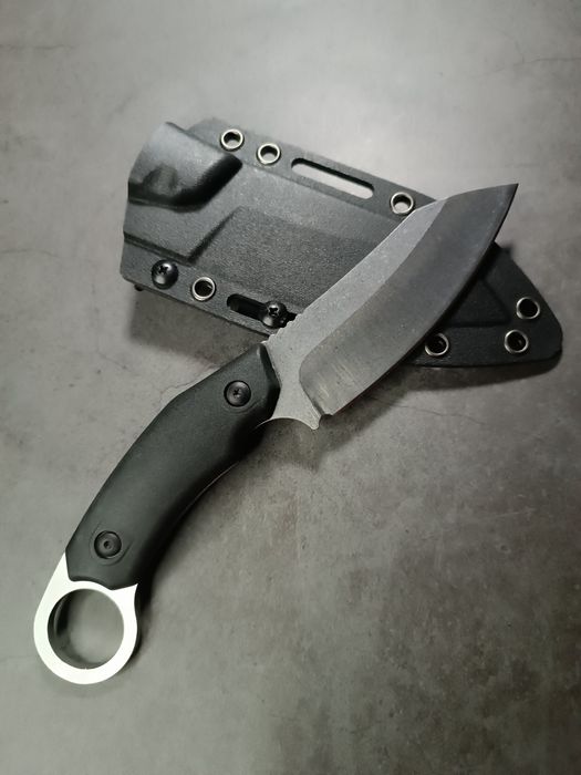 Тактический фиксированный нож с черной рукоятью и кольцом