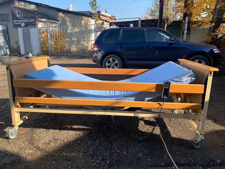 Медичне ліжко з матрацом і моторами які підіймають лежачого і ліжко