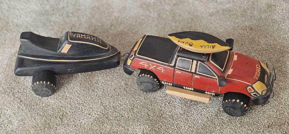 Peças de artesanato em arame, couro e madeira