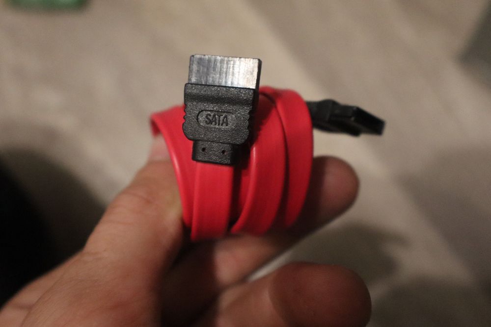 Кабель SATA по довжині вистачає для всякої довжини пк