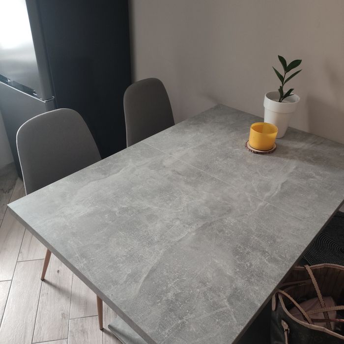 Duży szary stół do kuchni, jadalni