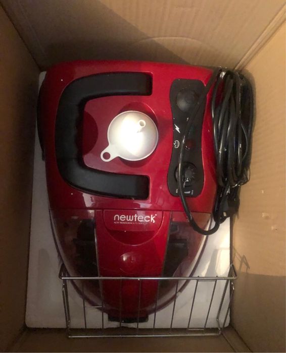 Máquina de limpeza a vapor e ferro incluido.