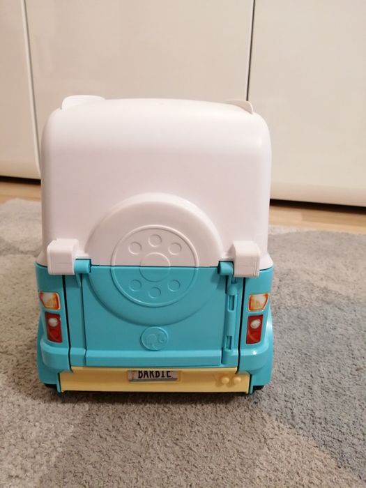 Wakacyjny kamper piesków Barbie