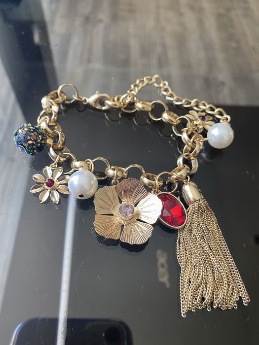 Bransoletka z charmsami w kolorze złota