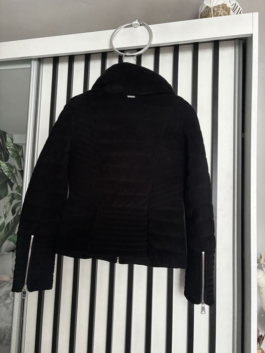 Czarna pikowana kurtka guess