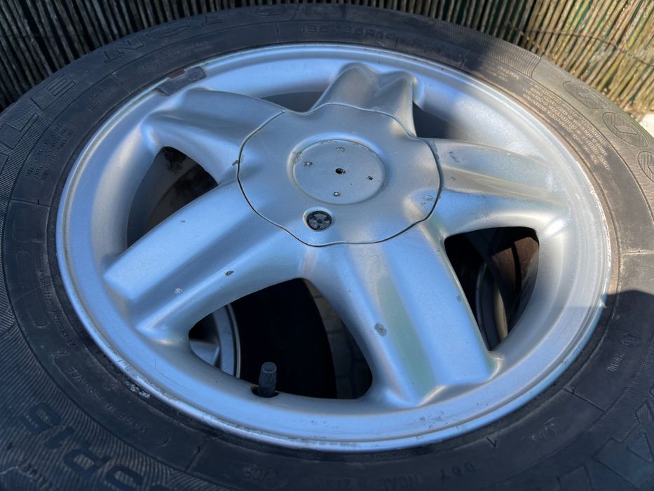 Jantes 15” com pneus 195/65R15 (4 furos)