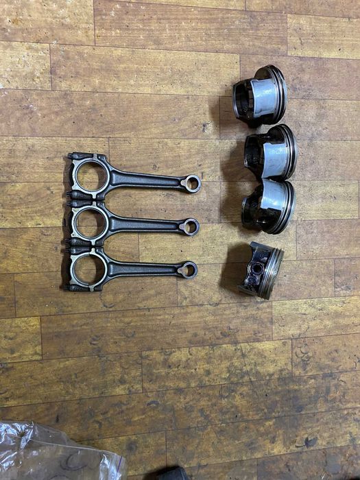 Поршень та шатун Октавія А5 1.6 (BSE.BSF)